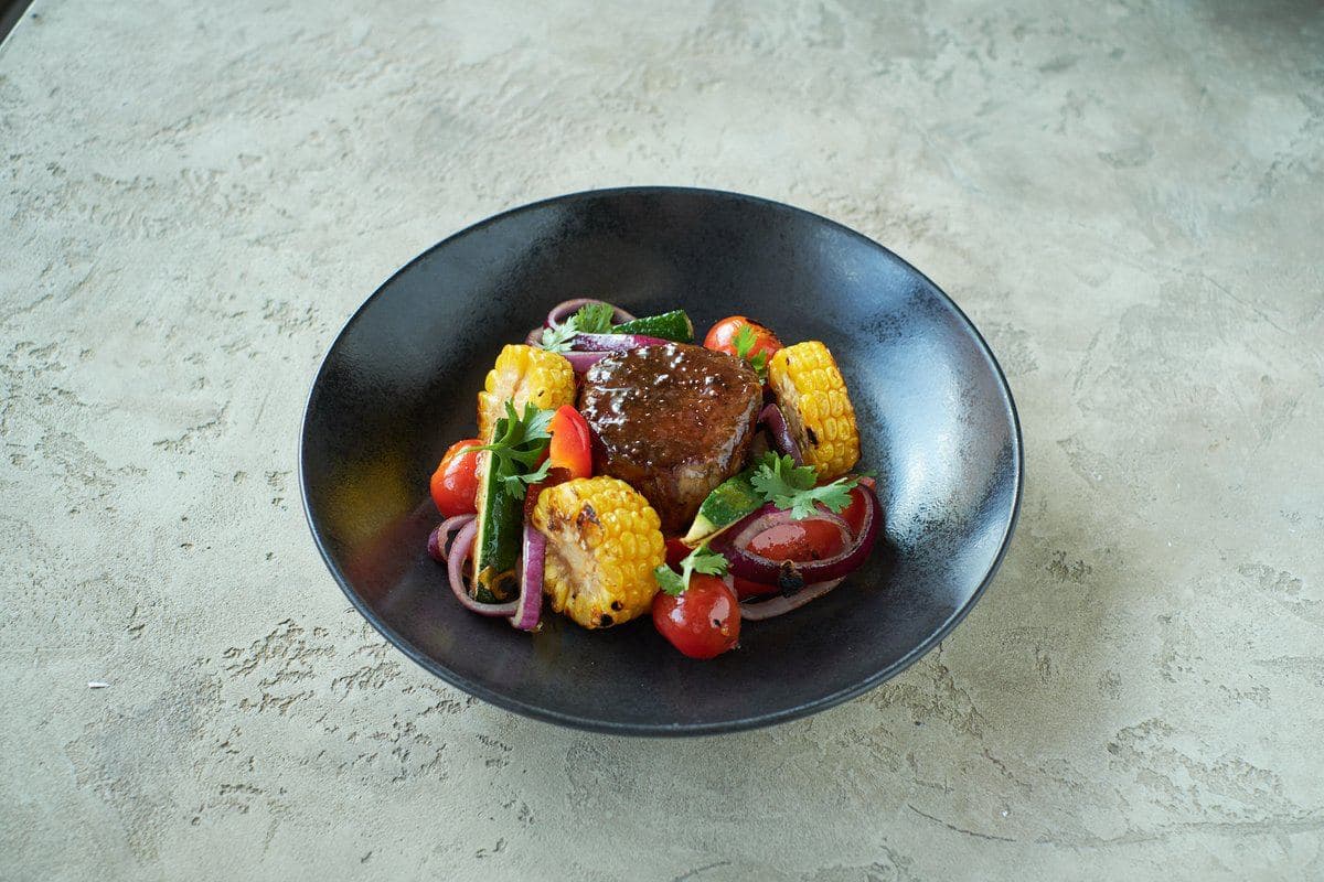 <span style="font-weight: 700;">Beef bon fillet with pepper sauce and wok vegetables</span>